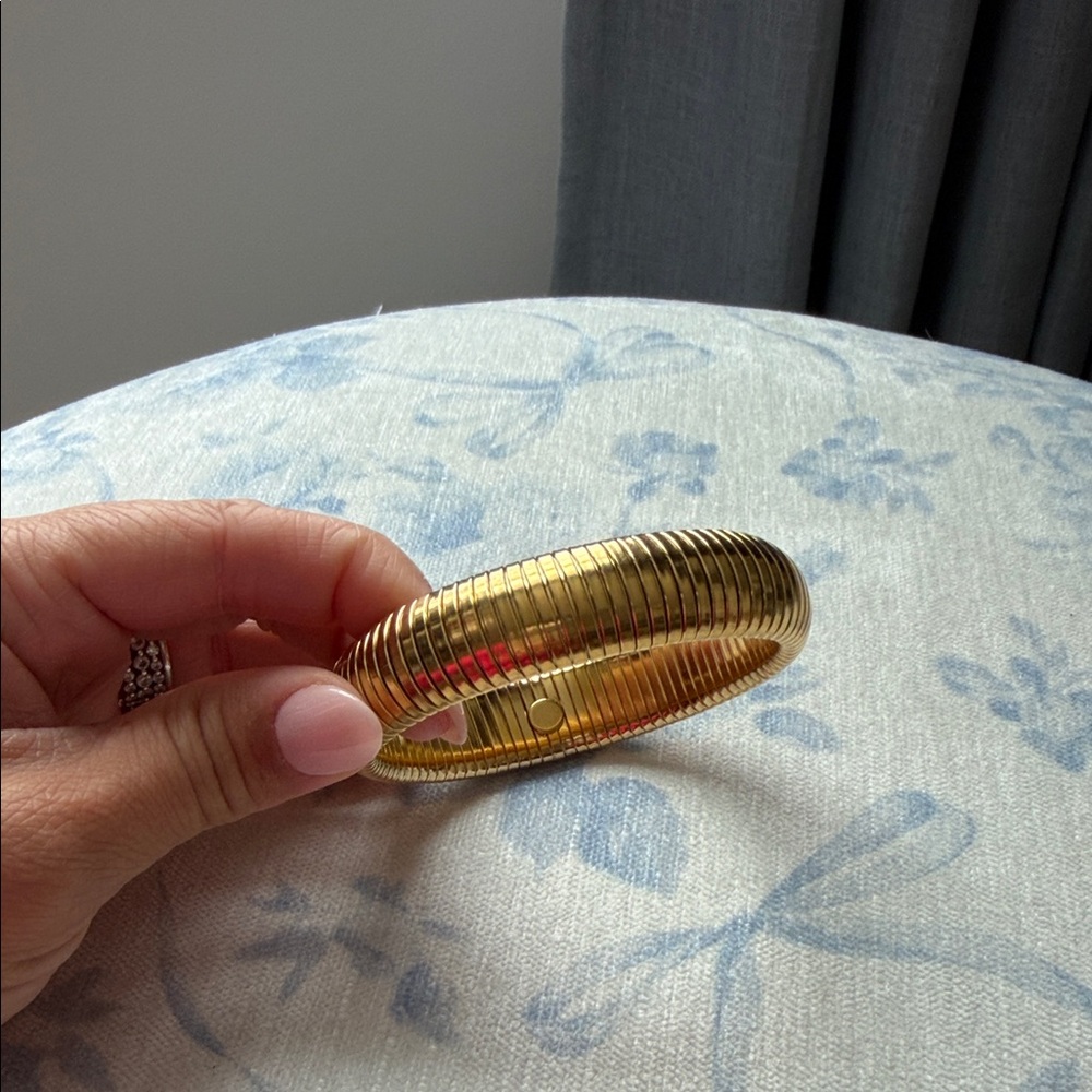 Gold Ribbed Bracelet - Picture 5 of 5